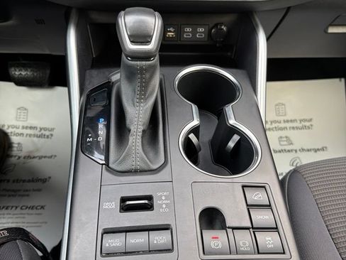 Used 2024 Toyota Highlander LE AWD/4WD image 35
