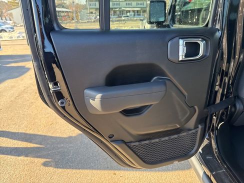 New 2026 Jeep Wrangler Unlimited Rubicon w/ Technology Group image 24