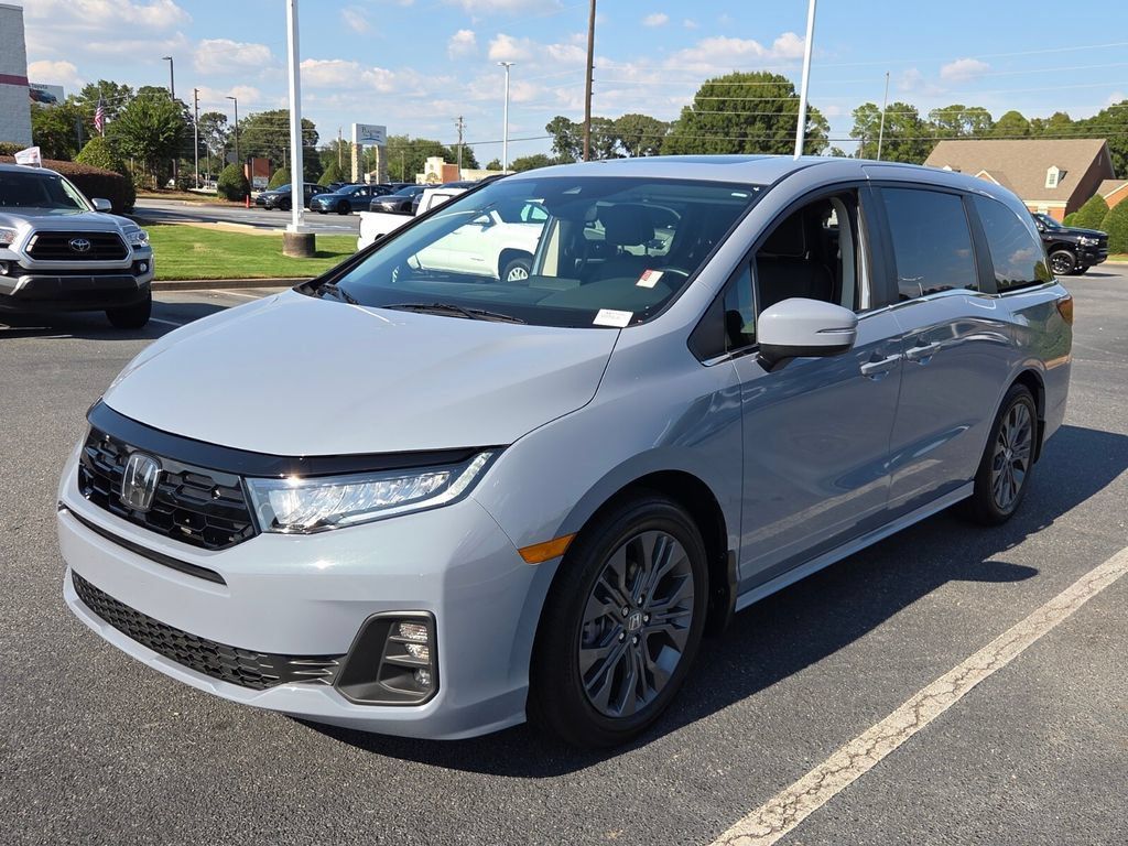 Used 2025 Honda Odyssey Touring image 3