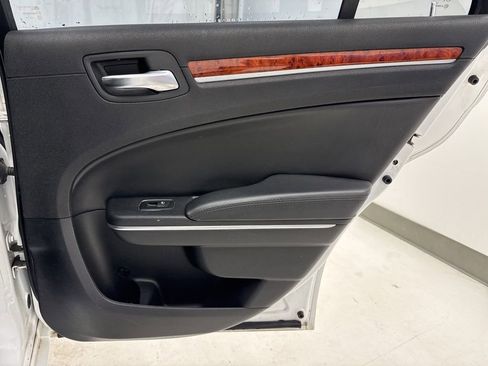 Used 2014 Chrysler 300 image 11