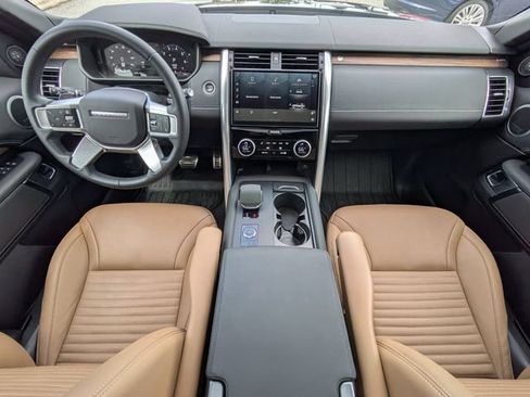 Used 2024 Land Rover Discovery Dynamic SE AWD/4WD image 16