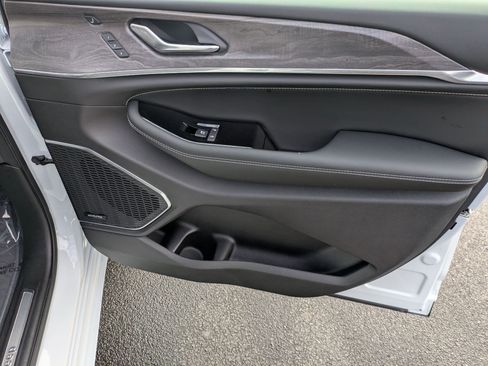 Certified 2025 Jeep Grand Cherokee Overland w/ Luxury Tech Group IV image 33