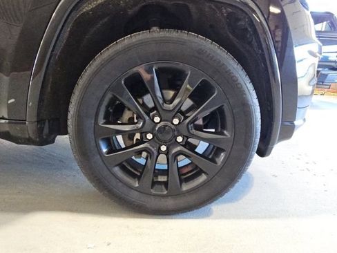 Used 2019 Jeep Grand Cherokee Altitude image 26