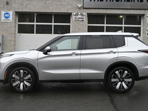 Used 2025 Mitsubishi Outlander SE image 5