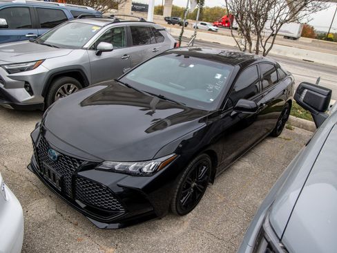 Used 2022 Toyota Avalon XSE image 3