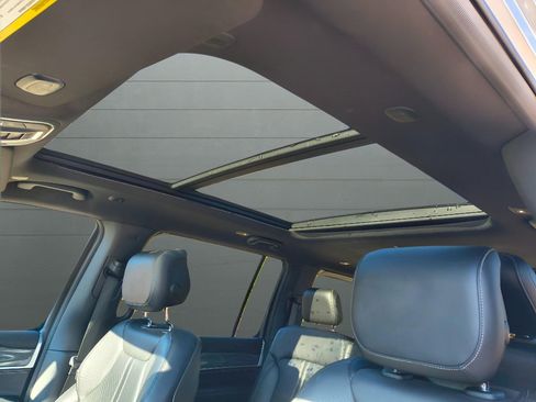 Used 2022 Jeep Wagoneer Series III w/ Premium Group I image 30