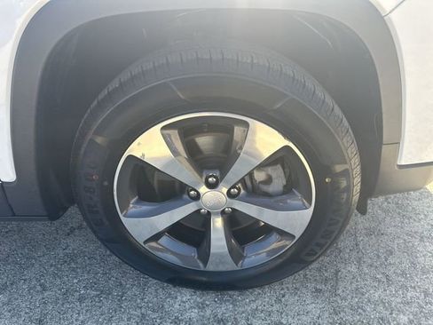 Used 2019 Jeep Cherokee Limited w/ Luxury Group AWD/4WD image 40