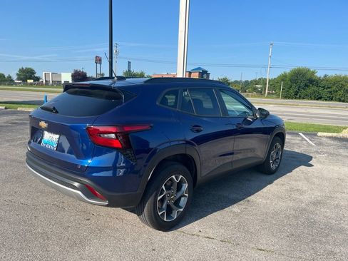 Used 2024 Chevrolet Trax LT w/ Driver Confidence Package FWD image 3