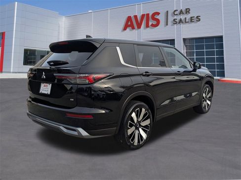 Used 2025 Mitsubishi Outlander SE image 6