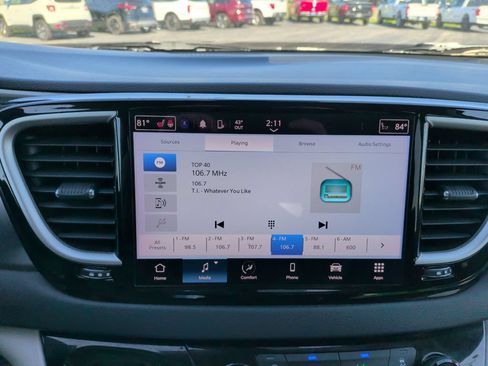 Used 2023 Chrysler Pacifica Touring-L FWD image 10
