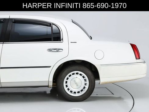 Used 2000 Lincoln Town Car Executive RWD image 4