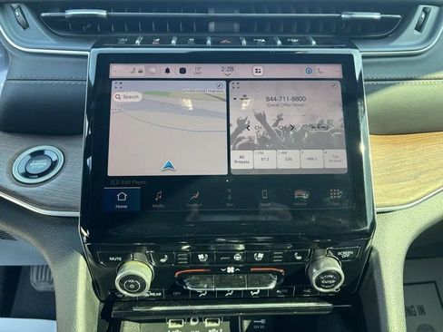 Used 2022 Jeep Grand Cherokee Summit w/ Luxury Tech Group V AWD/4WD image 15