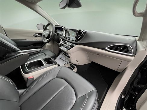 Used 2024 Chrysler Pacifica Touring-L image 64