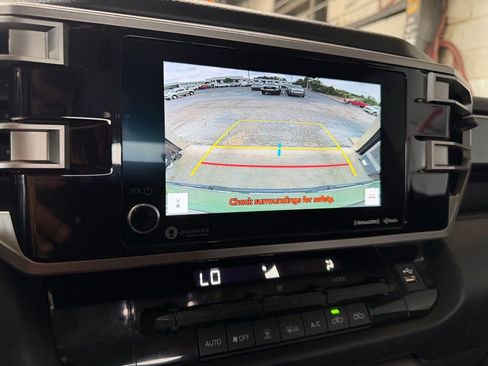 Used 2022 Toyota Tundra SR5 w/ SR5 Convenience Package AWD/4WD image 6