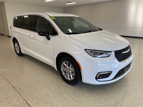 New 2025 Chrysler Pacifica Select image 3