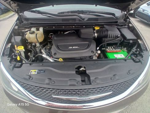 Used 2018 Chrysler Pacifica Touring Plus w/ Tire & Wheel Group FWD image 25