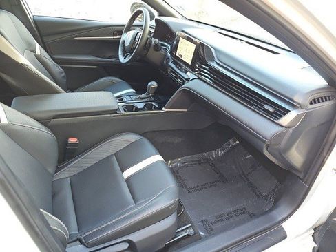 Used 2025 Toyota Camry SE image 11