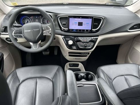 Certified 2023 Chrysler Pacifica Touring-L FWD image 11