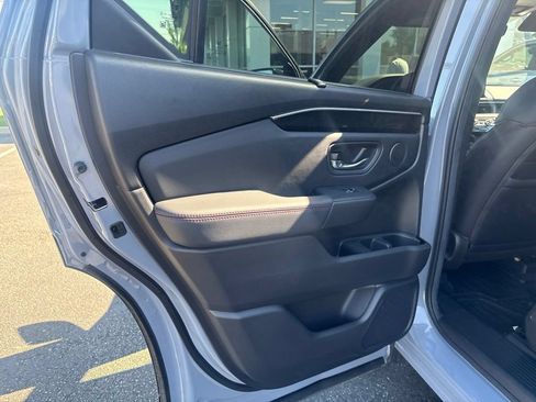 Used 2025 Honda Pilot Black Edition image 25