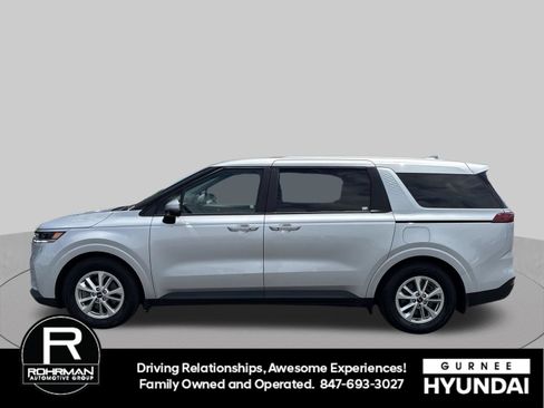 Used 2023 Kia Carnival LX FWD image 5