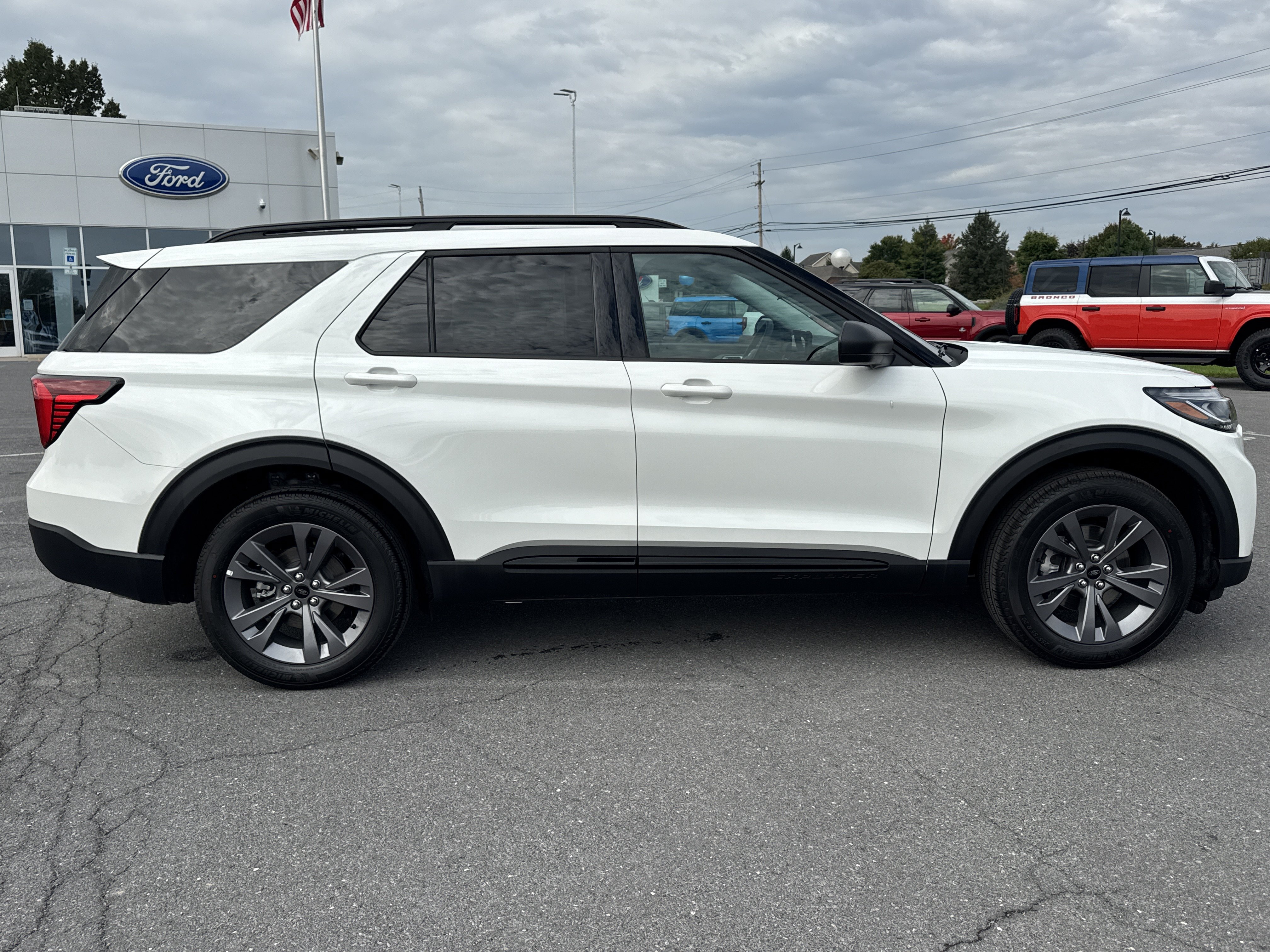 New 2026 Ford Explorer Active w/ Active Comfort Package AWD/4WD image 2