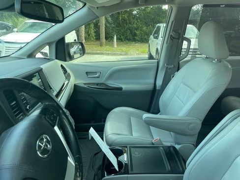 Used 2019 Toyota Sienna XLE Premium FWD image 9
