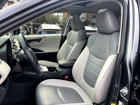 Used 2019 Toyota RAV4 XLE Premium image 24