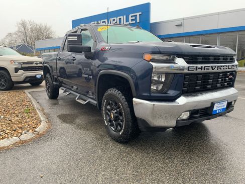 Used 2022 Chevrolet Silverado 2500 LT w/ Convenience Package AWD/4WD image 2