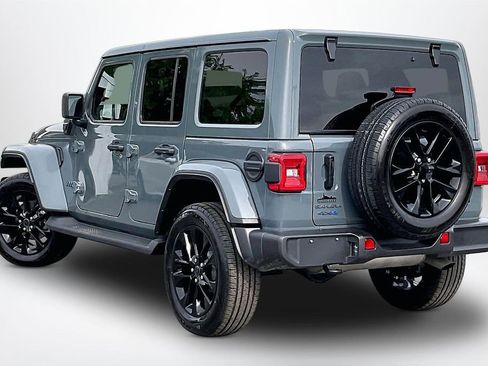 Used 2025 Jeep Wrangler Unlimited Sahara AWD/4WD image 5