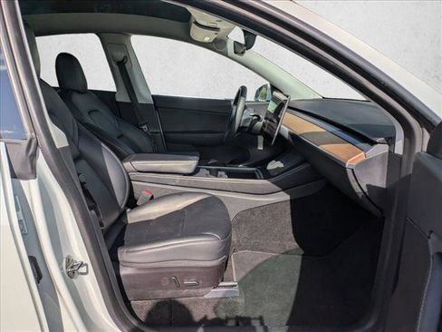 Used 2022 Tesla Model Y Long Range image 18