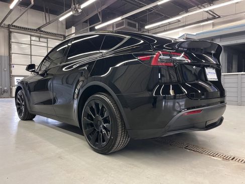 Used 2022 Tesla Model Y Long Range image 5