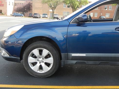 Used 2011 Subaru Outback 2.5i Premium w/ All-Weather Pkg AWD/4WD image 12