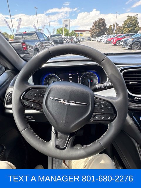 Used 2025 Chrysler Pacifica Limited FWD image 15