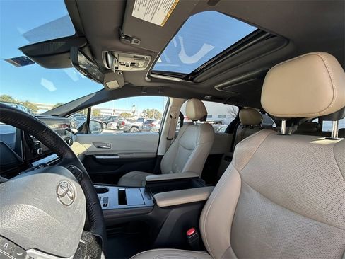 Used 2022 Toyota Sienna Limited image 12