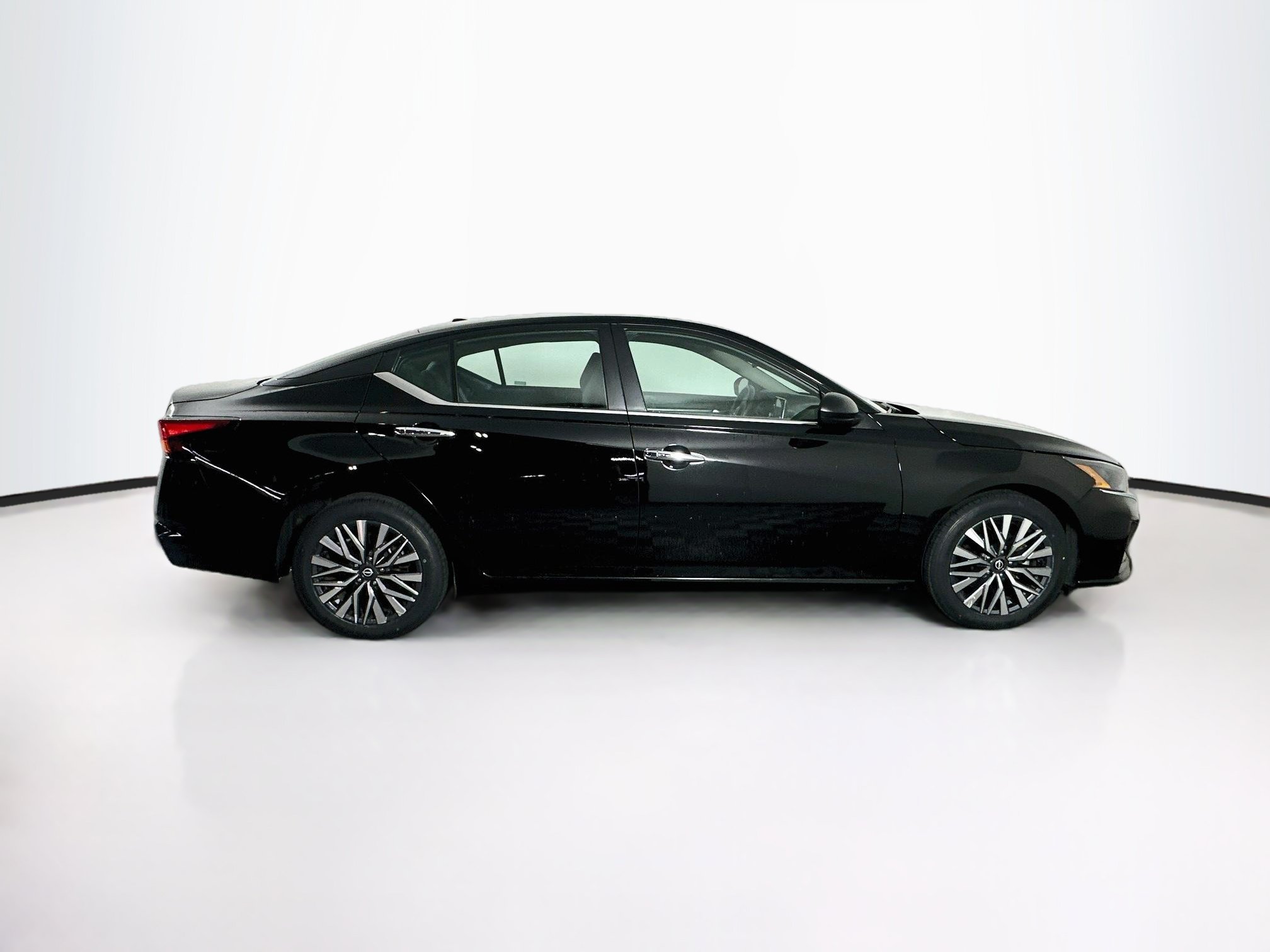 Used 2025 Nissan Altima 2.5 SV FWD image 10