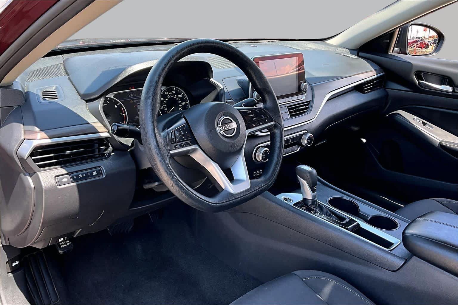 Used 2025 Nissan Altima 2.5 SV FWD image 17