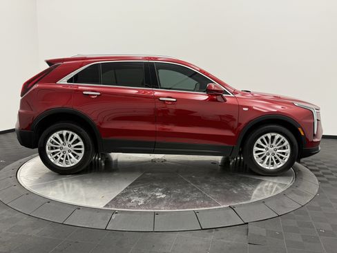 Used 2024 Cadillac XT4 Luxury w/ Cold Weather Package FWD image 8