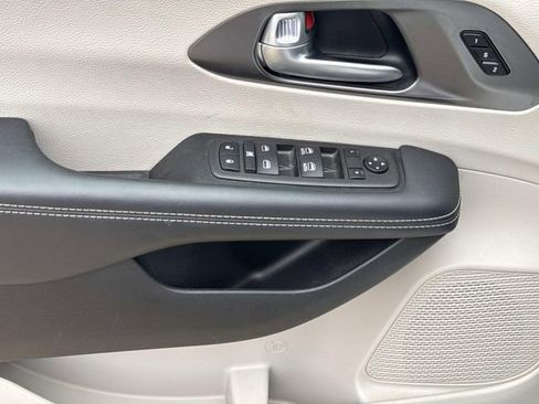 Used 2024 Chrysler Pacifica Touring-L image 10