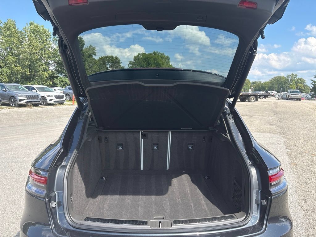 Used 2021 Porsche Macan AWD/4WD image 3