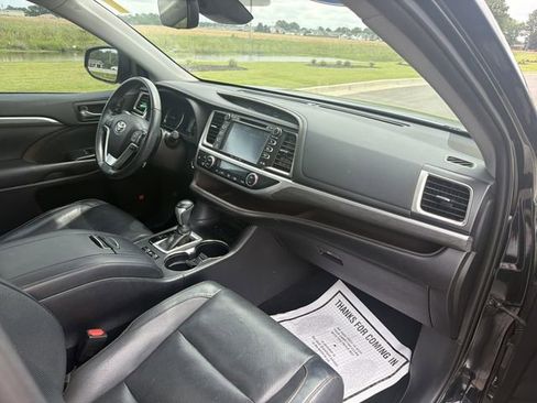 Used 2019 Toyota Highlander Limited FWD image 22
