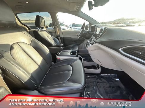 Used 2023 Chrysler Pacifica Touring-L image 21