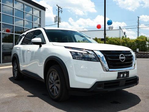 Used 2025 Nissan Pathfinder SV FWD image 3