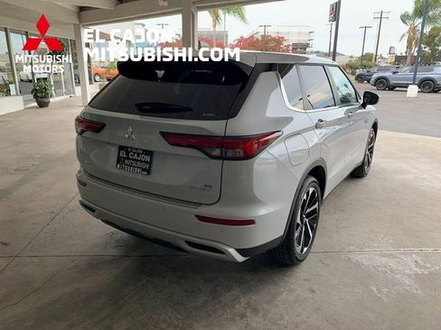 New 2025 Mitsubishi Outlander SE image 3