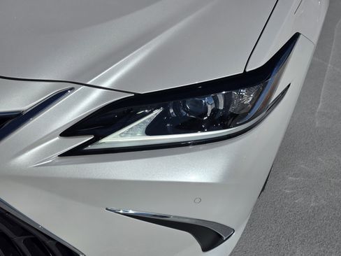 Used 2024 Lexus ES 300h w/ Luxury Package image 9