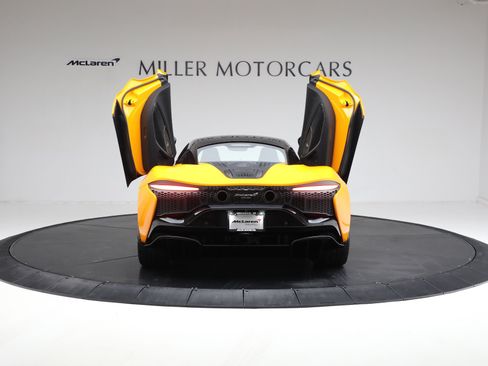 Used 2024 McLaren Artura RWD image 19