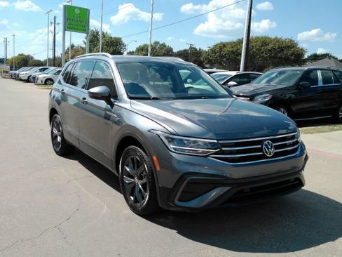 Used 2022 Volkswagen Tiguan SE w/ Panoramic Sunroof Package FWD image 4