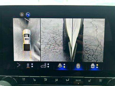 Used 2025 Chevrolet Colorado ZR2 w/ Technology Package AWD/4WD image 35