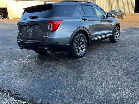 Used 2022 Ford Explorer XLT w/ Equipment Group 202A image 7