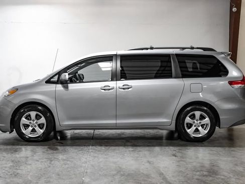 Used 2012 Toyota Sienna LE FWD image 18