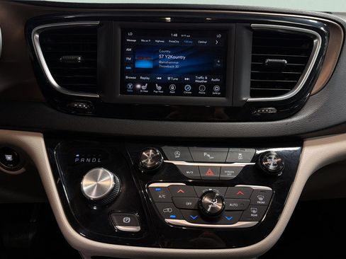 Used 2018 Chrysler Pacifica Touring-L FWD image 37
